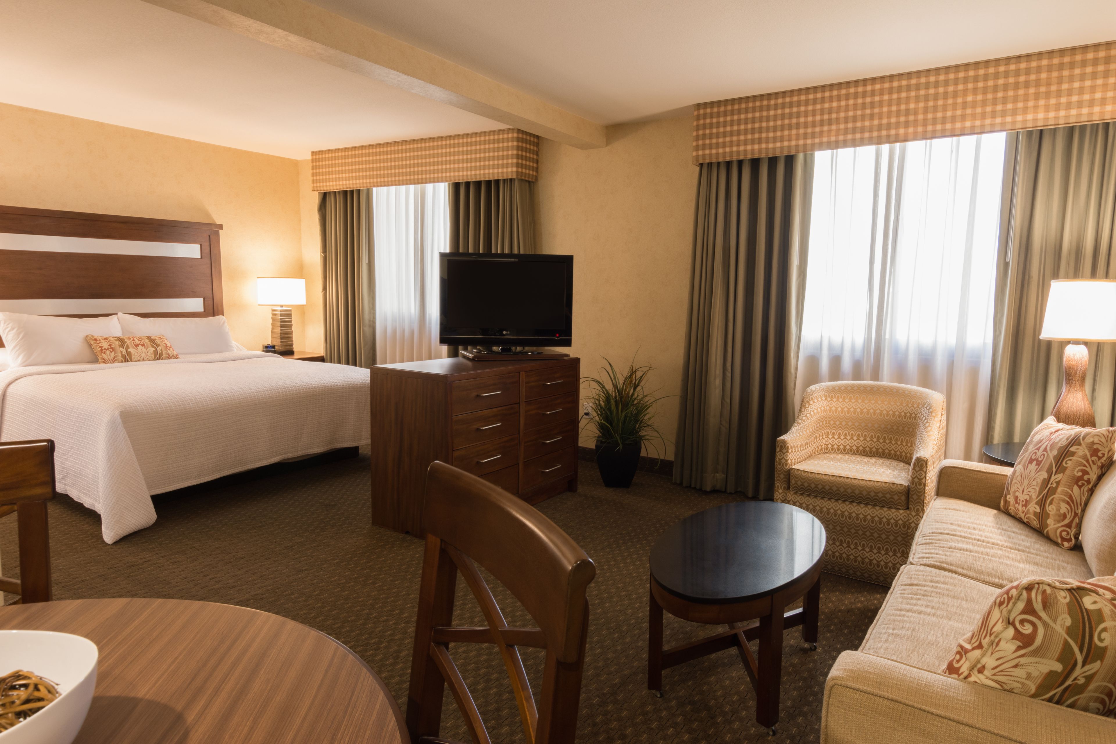 Deluxe Room, 1 King Bed | Hypo-allergenic bedding available, in-room safe, desk, laptop workspace