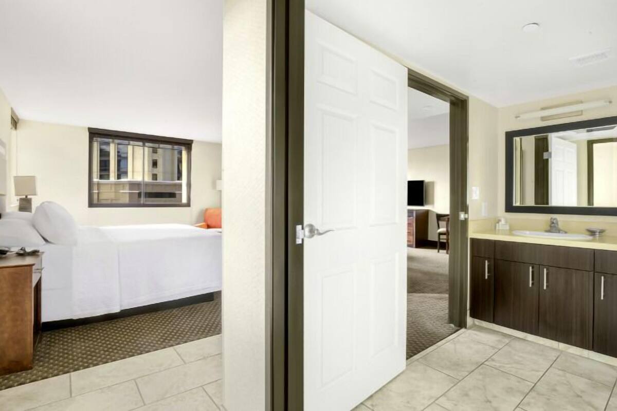 Suite, 1 cama King size | Ropa de cama hipoalergénica y caja de seguridad en la habitación 