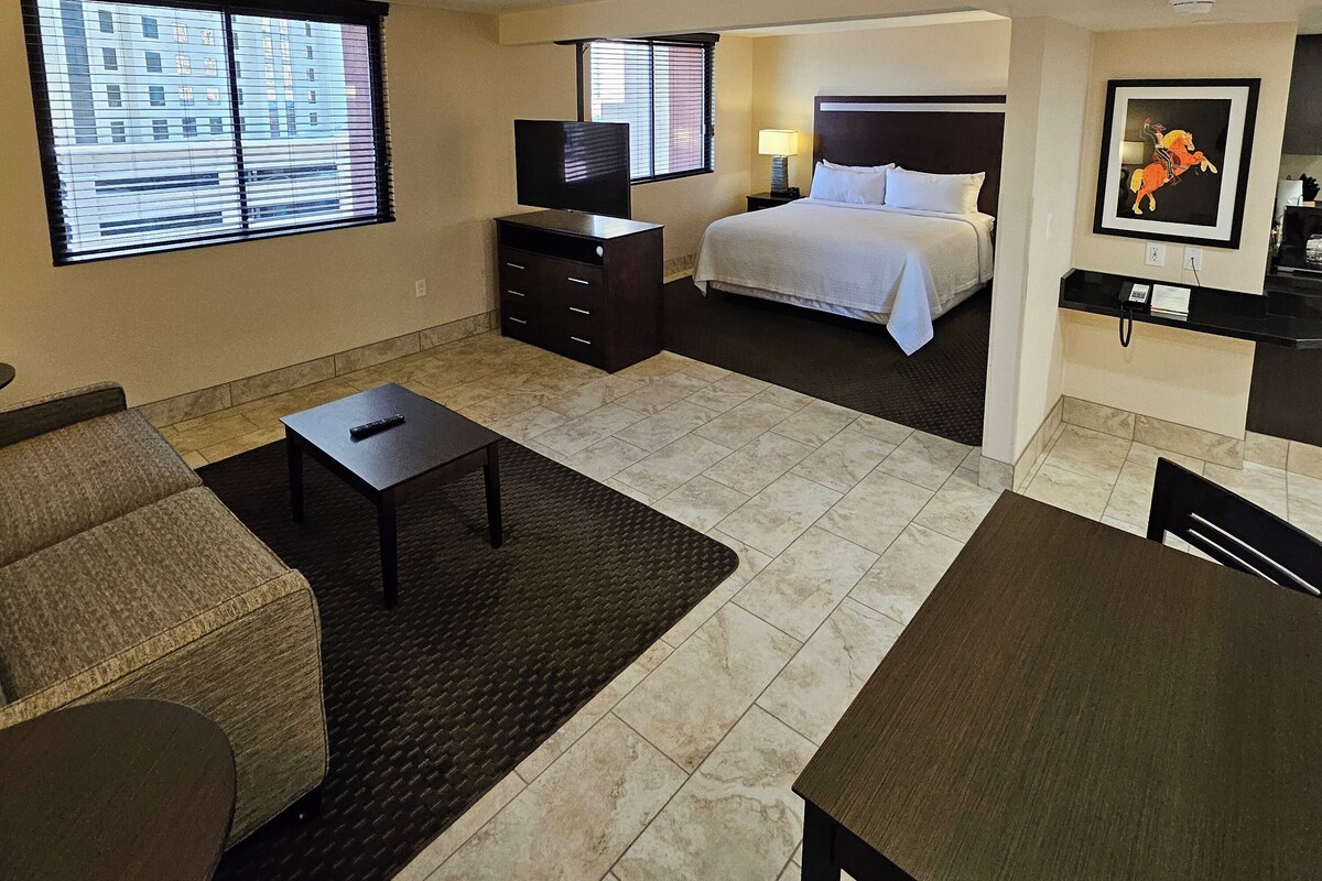 Deluxe Room, 1 King Bed | Hypo-allergenic bedding, in-room safe, desk, laptop workspace