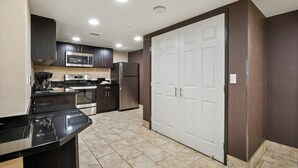Coffee/tea maker, fridge, microwave, stovetop - The Carriage House (Las Vegas)