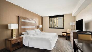 Deluxe-huone, 1 suuri parisänky | Allergiatestatut vuodevaatteet, tallelokero huoneessa, työpöytä