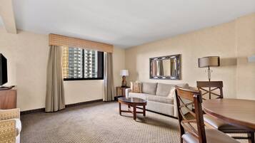 Deluxe-huone, 1 suuri parisänky | Allergiatestatut vuodevaatteet, tallelokero huoneessa, työpöytä