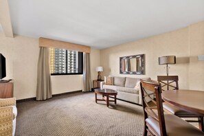 Hypo-allergenic bedding, in-room safe, desk, laptop workspace - The Carriage House (Las Vegas)