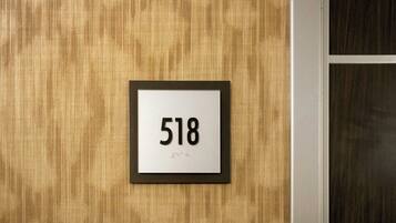 Een lijst met het nummer '518' op een ruwe muur.
