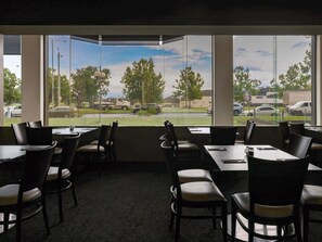 Breakfast and dinner served - Pullman Melbourne Albert Park (Melbourne)