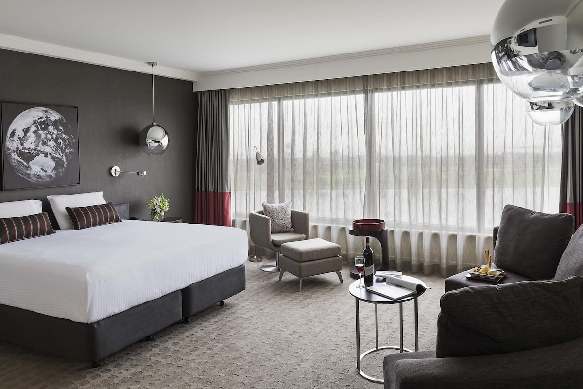 Deluxe kamer, 1 kingsize bed, uitzicht op meer | Luxe beddengoed, een minibar, een kluis op de kamer, een bureau