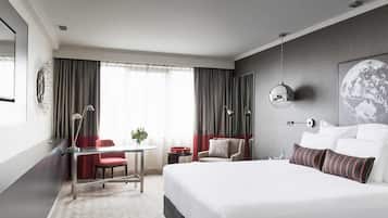 Bộ đồ giường cao cấp, minibar, két bảo mật tại phòng, bàn