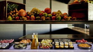 Un buffet proposant une variété de fruits, de fromages et de desserts.