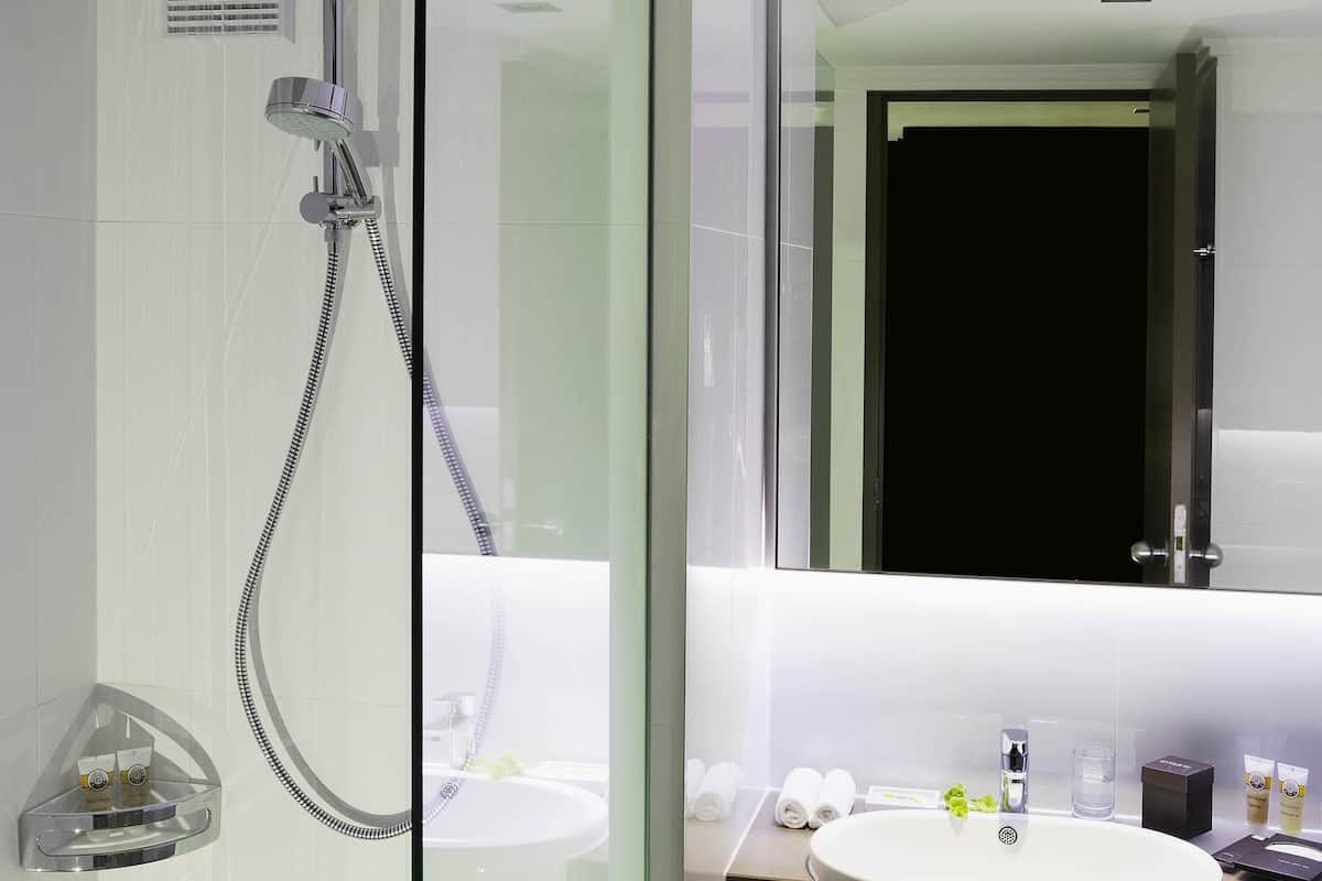 1 bedroom, premium bedding, minibar, in-room safe