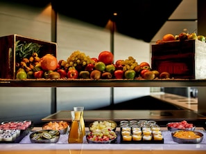 Se sirven desayunos y cenas; cocina local; con vista al jardín