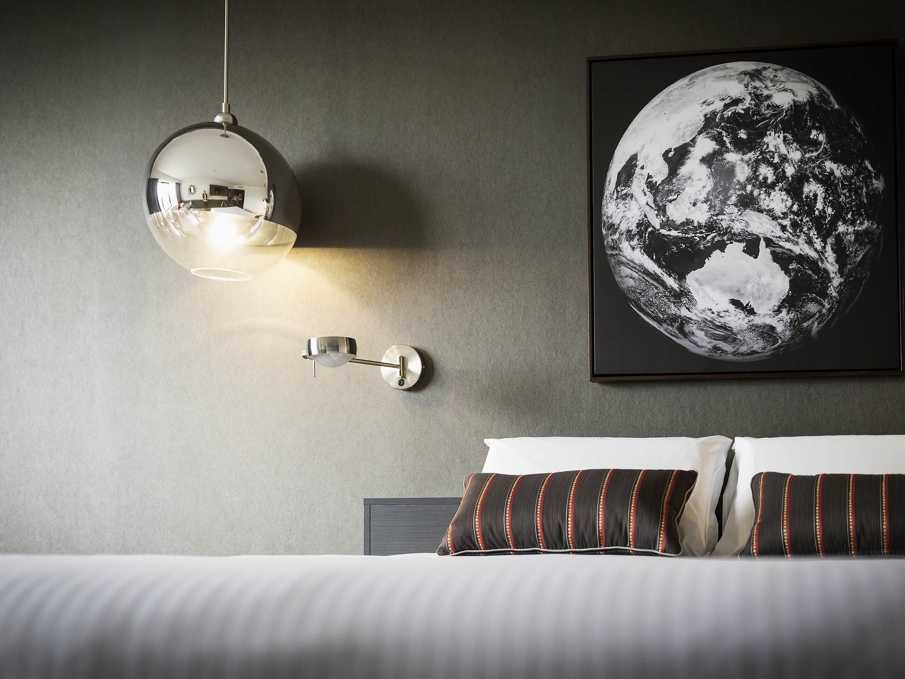 Hochwertige Bettwaren, Minibar, Zimmersafe, Schreibtisch