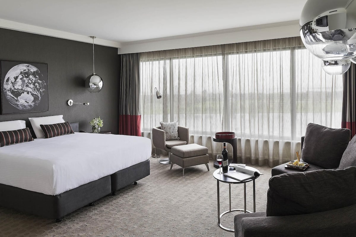 Deluxe Room, 1 King Bed, Lake View