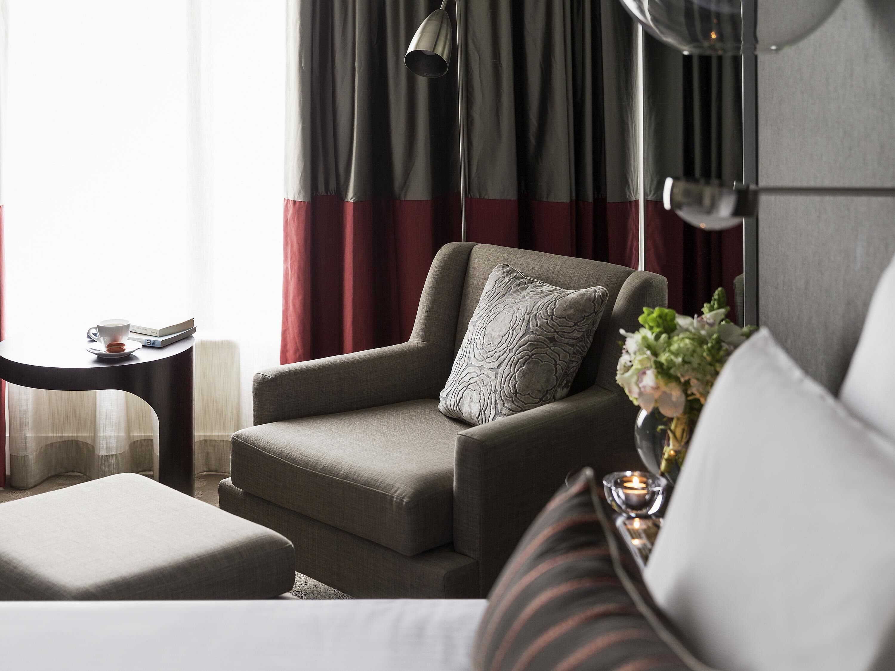 高档床上用品、迷你吧、客房内保险箱、办公桌