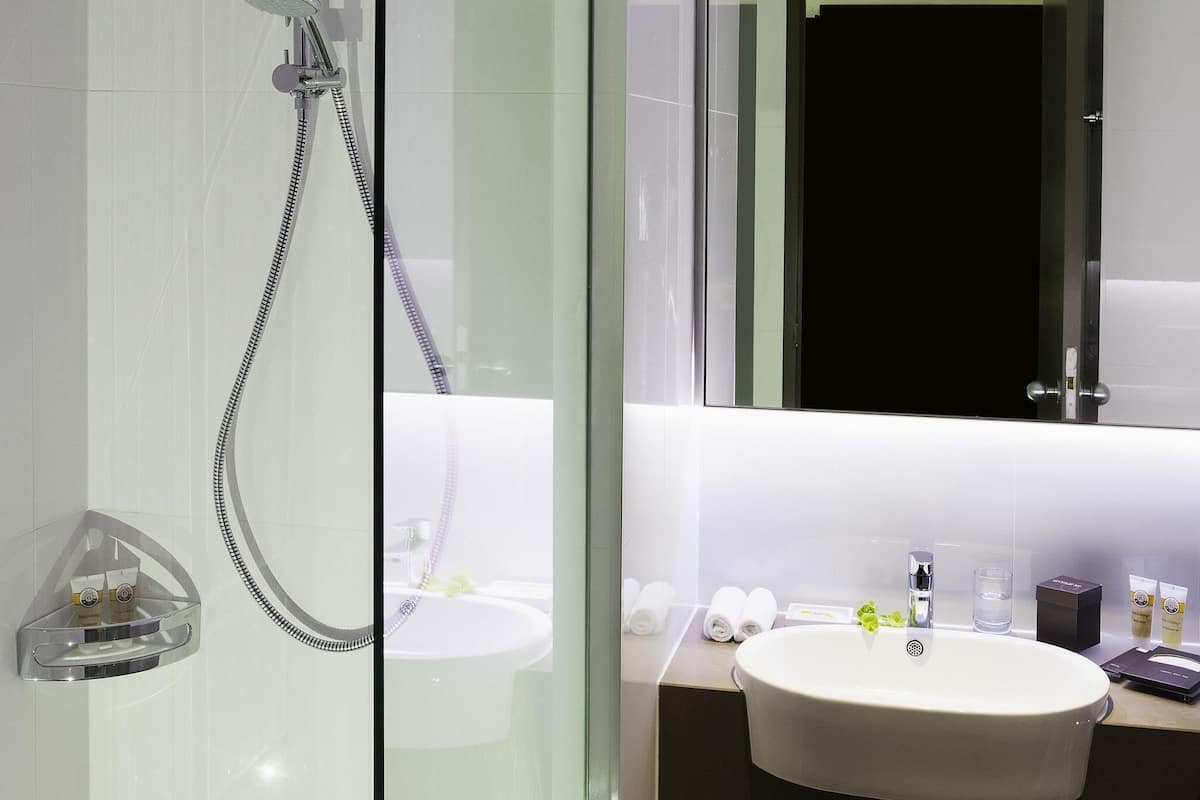 Deluxe Room, 1 King Bed, Lake View | Premium bedding, minibar, in-room safe, desk