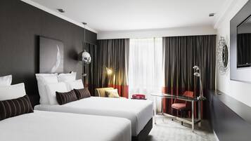 Klassieke kamer, 2 queensize bedden | Luxe beddengoed, een minibar, een kluis op de kamer, een bureau