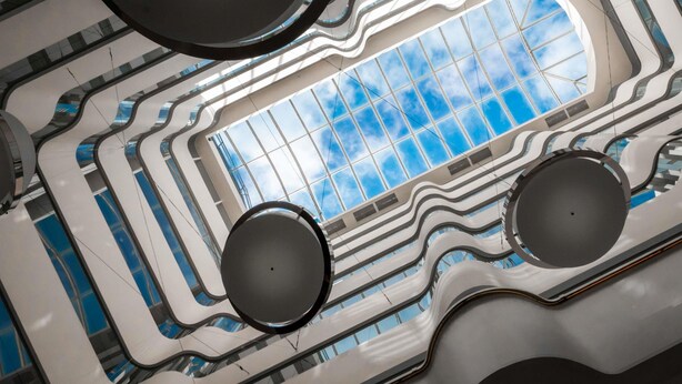 Un design architectural moderne, doté d’une verrière centrale et de nombreux éléments circulaires.