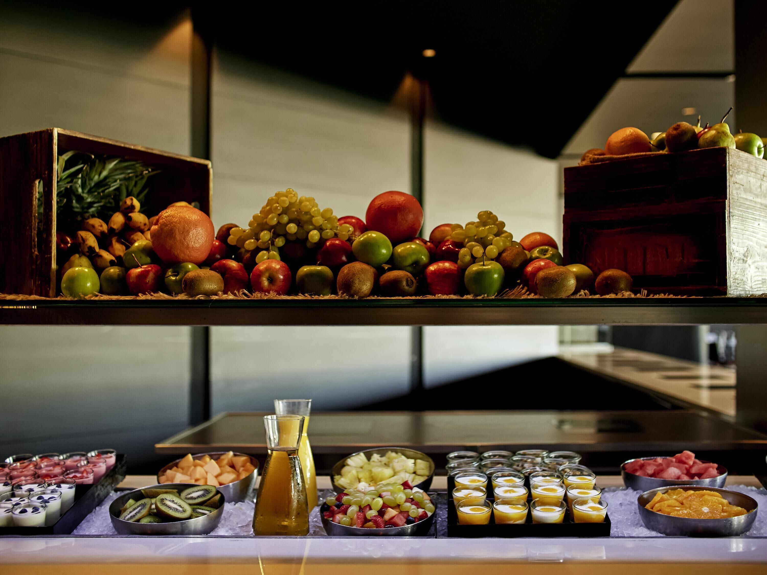 Breakfast, dinner served; local cuisine, garden views 