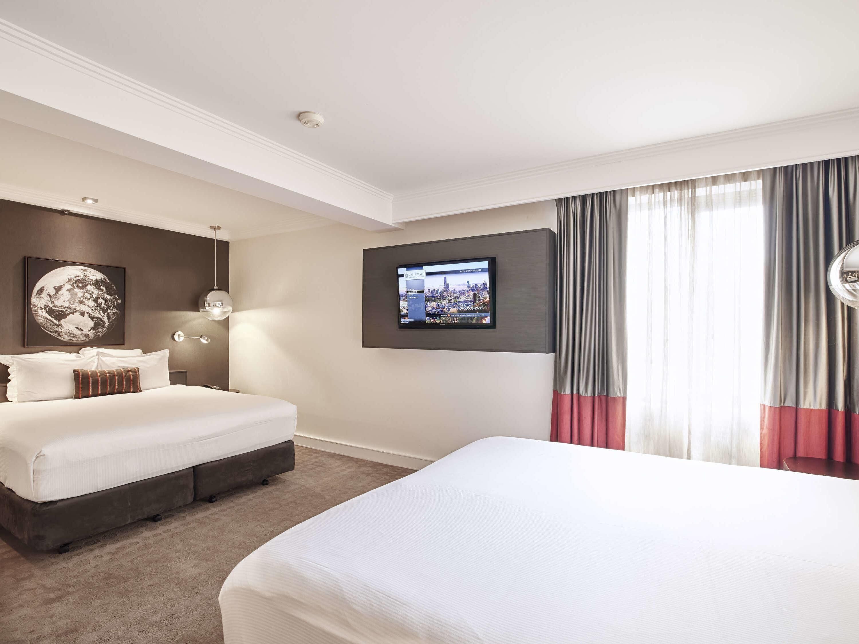Deluxe Suite (1 Queen Bed 2 Single or 2 King) | Premium bedding, minibar, in-room safe, desk