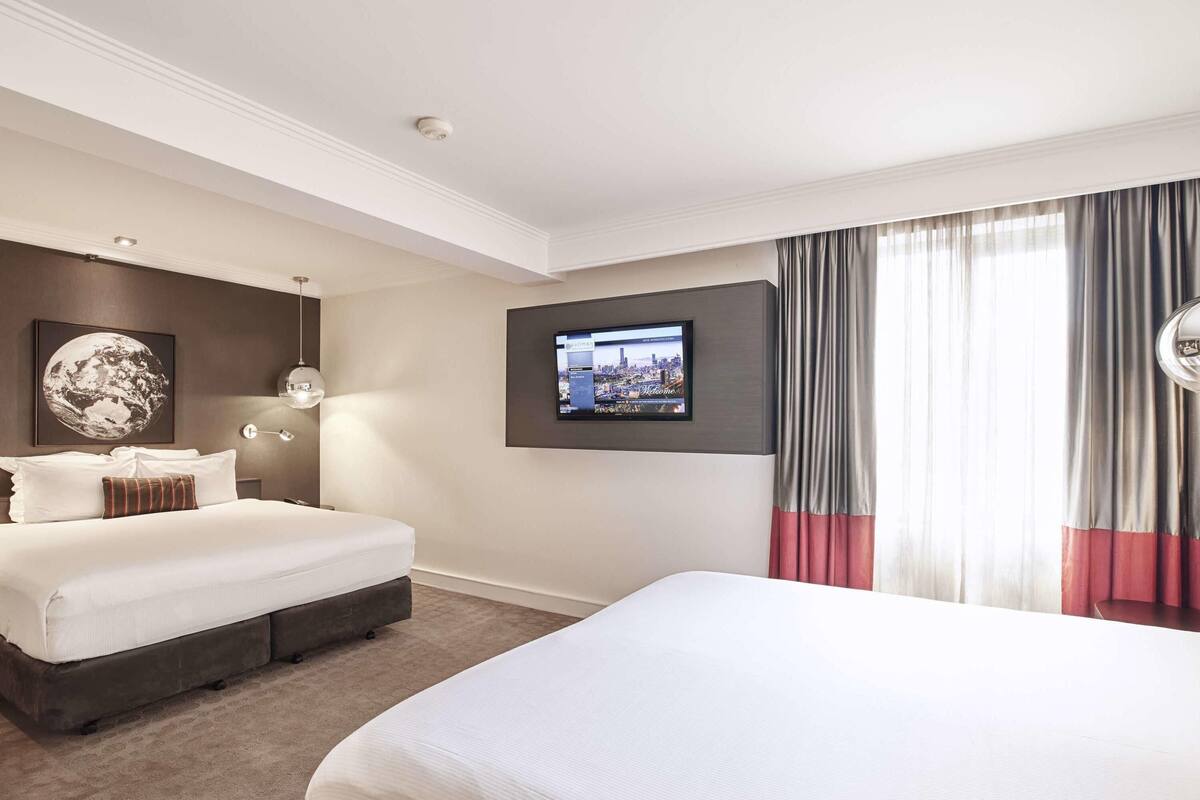 Deluxe Suite (1 Queen Bed 2 Single or 2 King) | Premium bedding, minibar, in-room safe, desk