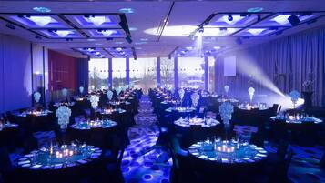 Se sirven desayunos, cenas y cocina local con vista al jardín