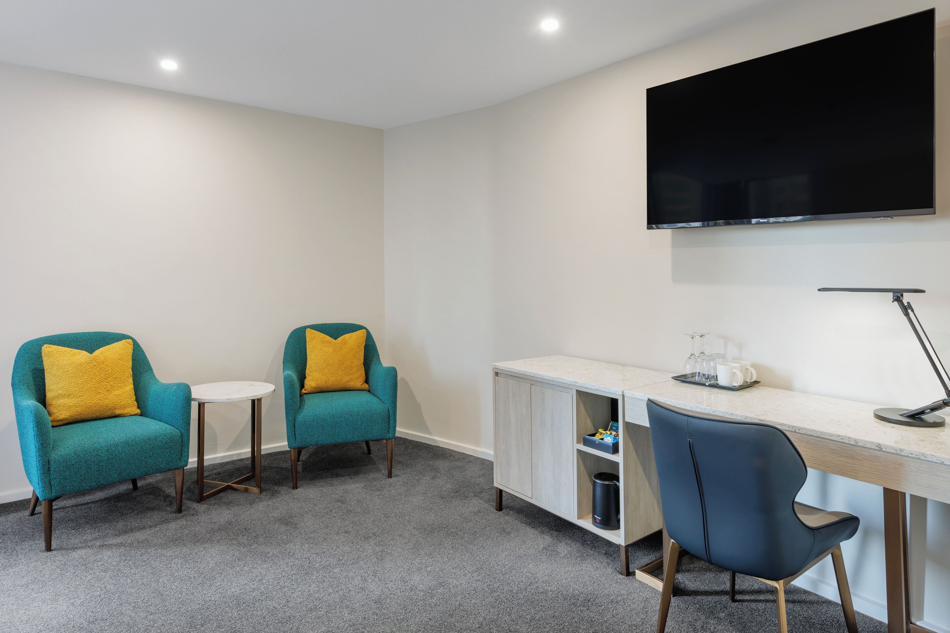 高級客房 | 高級寢具、書桌、遮光窗簾/窗簾、熨斗/熨衫板