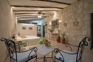 Suite, 1 King Bed (Master) | Bed sheets, alarm clocks