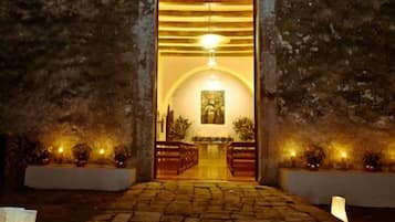 Vista frontal de la propiedad por la tarde o noche