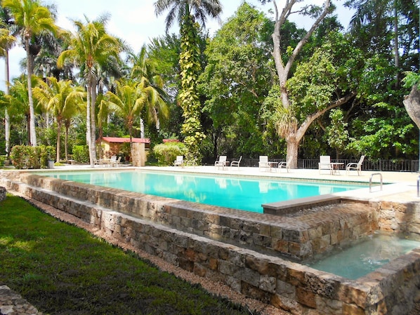 Una piscina al aire libre