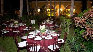 아침 식사, 점심 식사, 저녁 식사 제공, 퓨전 요리, 정원 전망