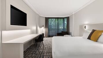 Superior Room | Minibar, in-room safe, desk, laptop workspace