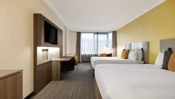 ميني بار وخزنة داخل الغرفة ومكتب ومساحة عمل للكمبيوتر المحمول