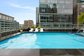 Piscine extérieure, chaises longues