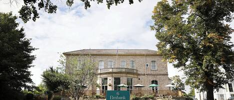 Un bâtiment en briques sur lequel on peut lire l’inscription « Elmbank ».