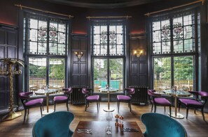 供应早餐、午餐和晚餐