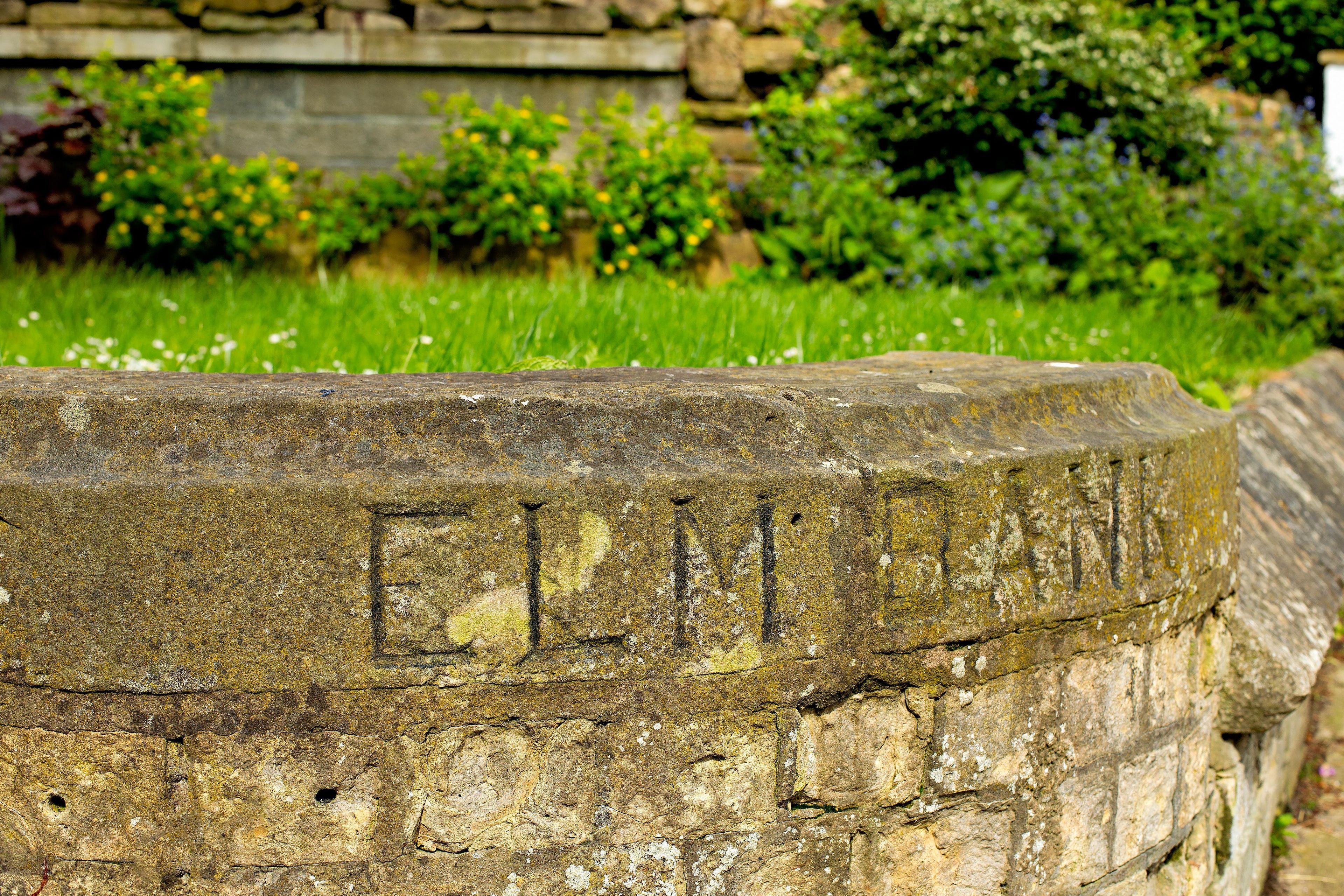 Une structure en pierre sur laquelle est gravée l’inscription « EJNDIRAM ».
