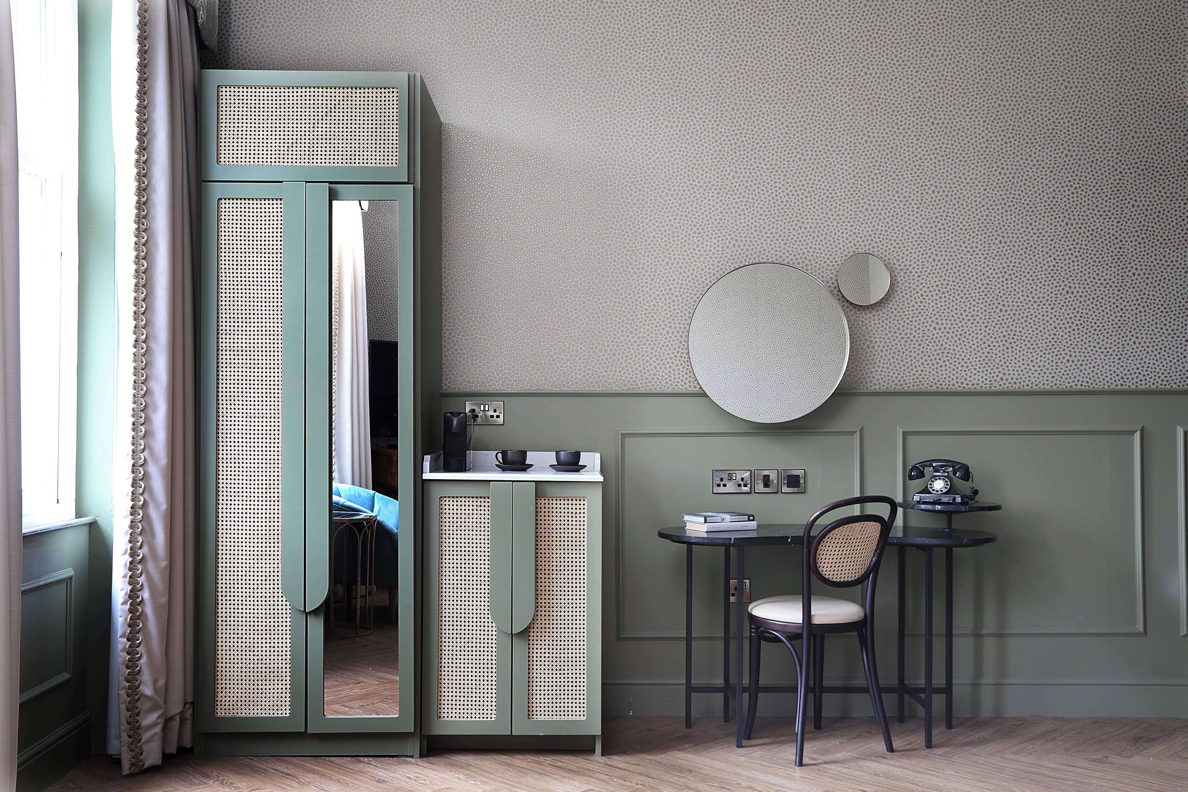 deluxe room, 1 king bed (george walton) | 1 bedroom, premium bedding, in-room safe, desk