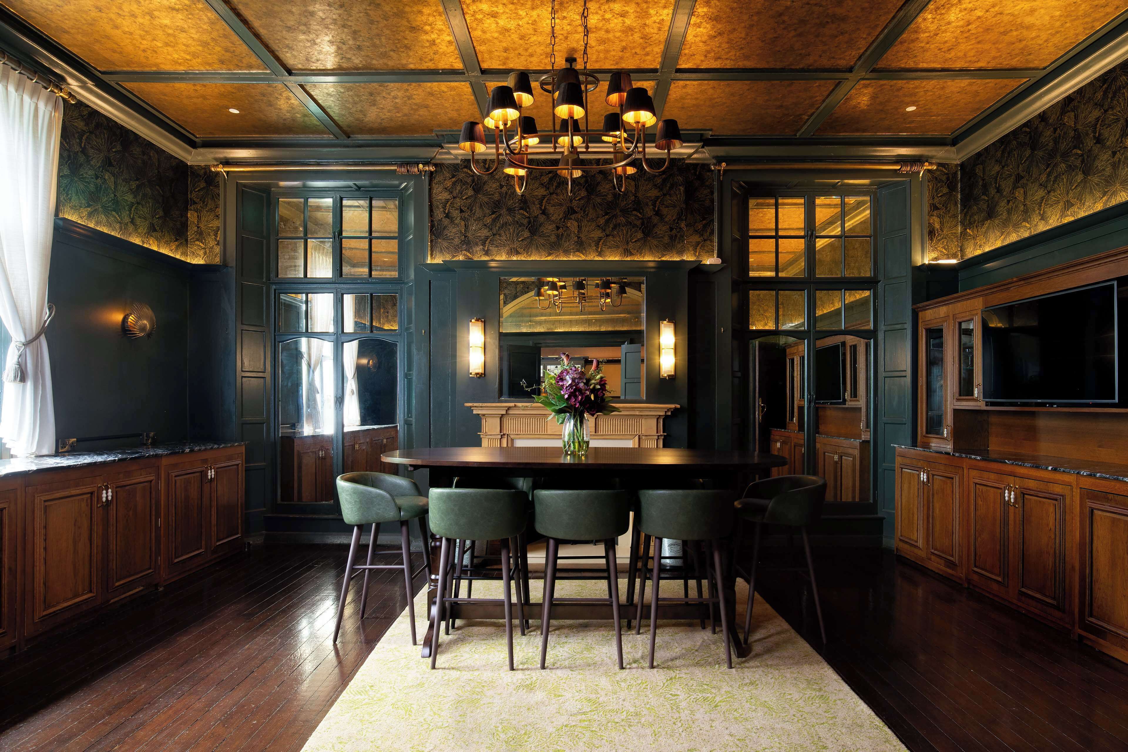 Breakfast, lunch and dinner served