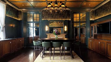 Breakfast, lunch and dinner served