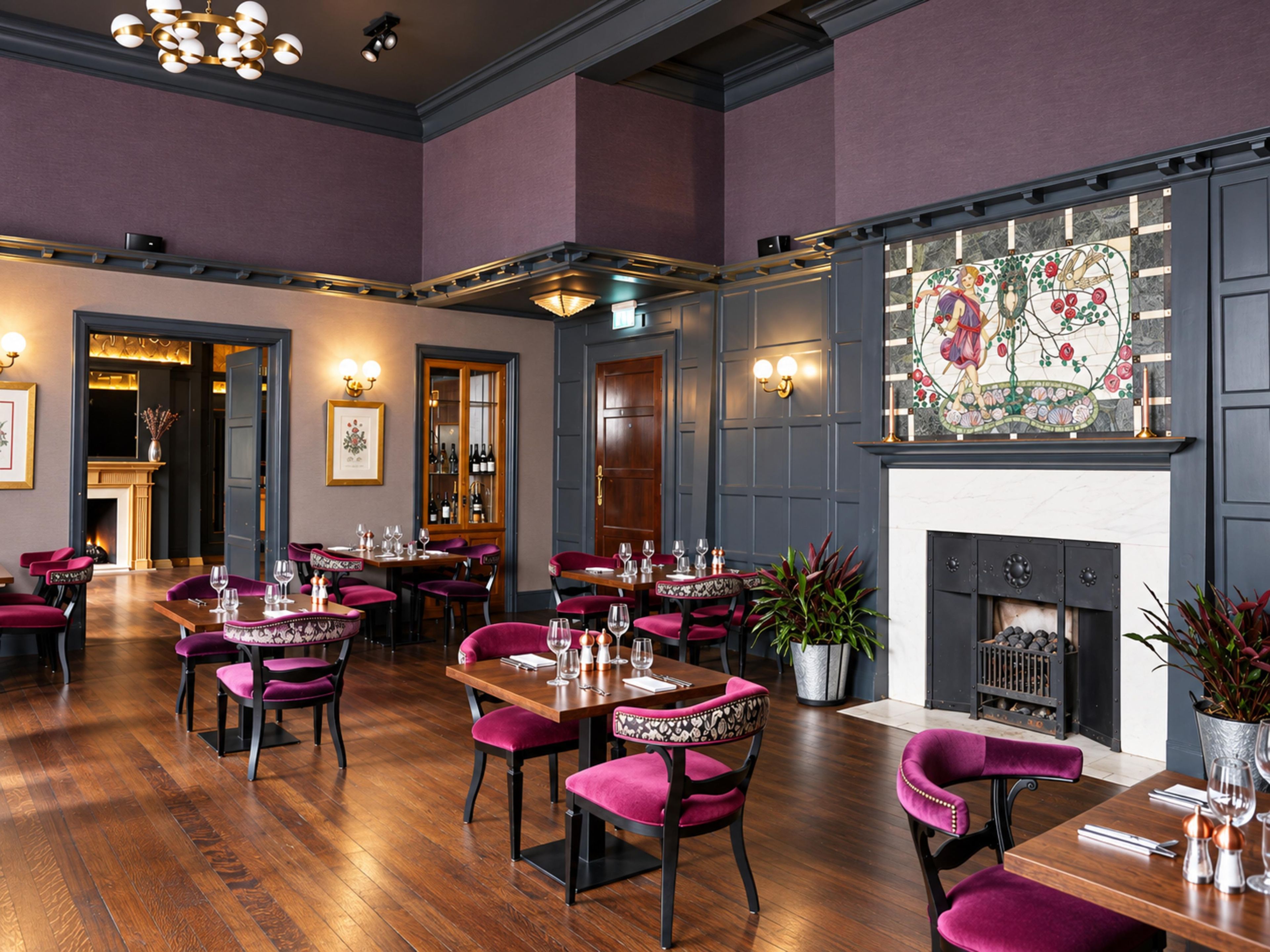 Un restaurant doté d’un plancher en bois, de chaises à l’assise rembourrée de tissu violet et d’une cheminée surmontée d’un décor en mosaïque.