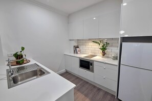 Apartment, Non Smoking, City View | Private kitchen | Full-size fridge, microwave, oven, stovetop - Adelaide Mansions Serviced Apartments (Adelaide)