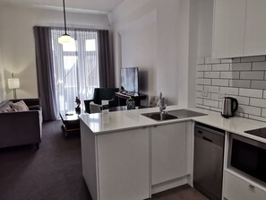 Premium bedding, individually decorated, individually furnished - Adelaide Mansions Serviced Apartments (Adelaide)
