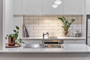 Apartamento, no fumadores, vistas a la ciudad | Cocina privada | Frigorífico grande, microondas, horno y placa de cocina