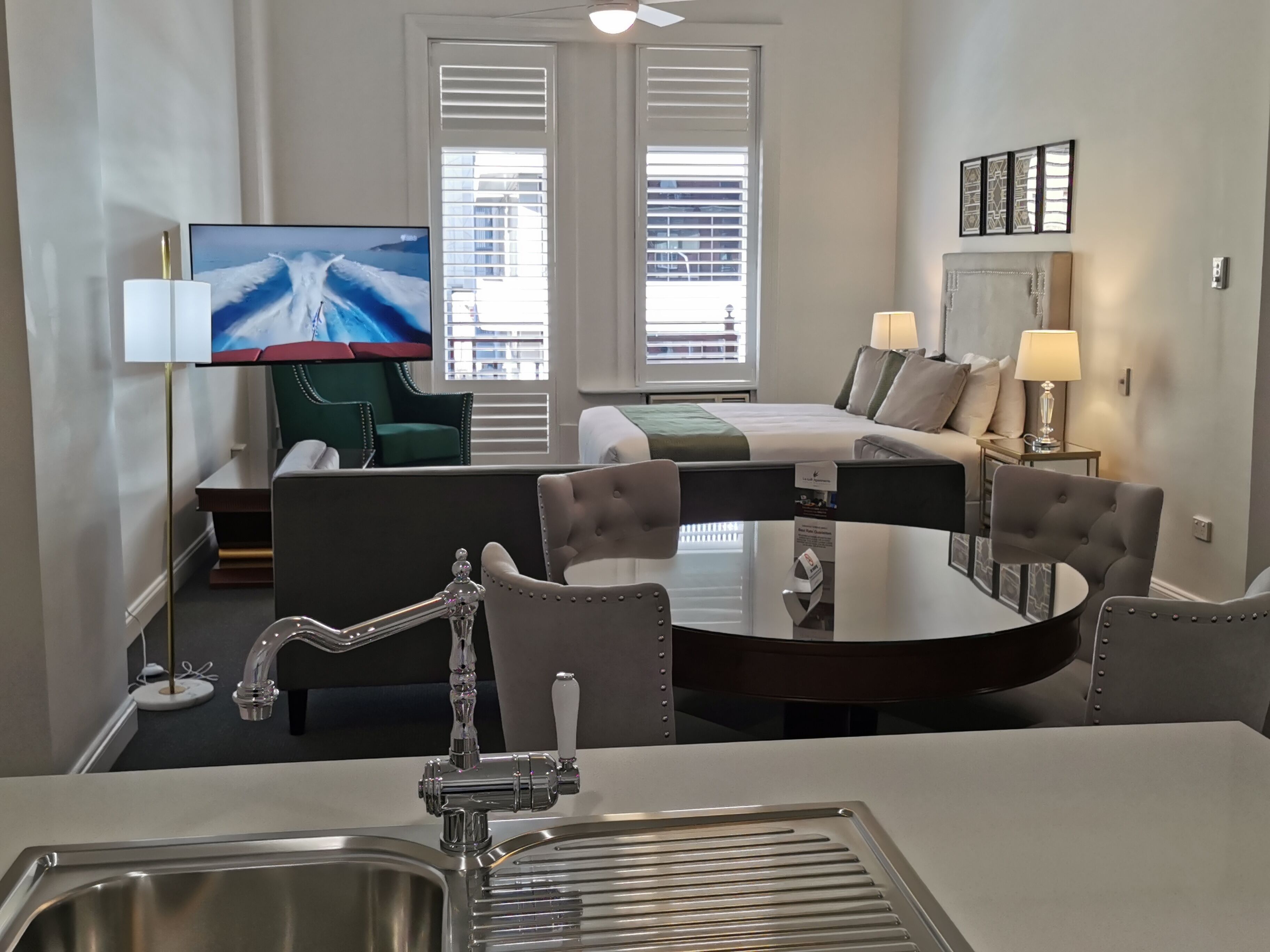 高級寢具、筆電工作空間、熨斗/熨衣板、搖籃/嬰兒床