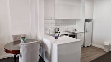 Full-sized fridge, microwave, oven, stovetop