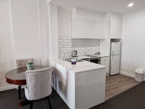 Refrigerador con congelador, microondas, horno y parrilla de estufa 