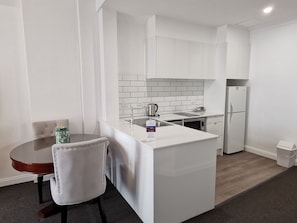 Full-size fridge, microwave, oven, stovetop