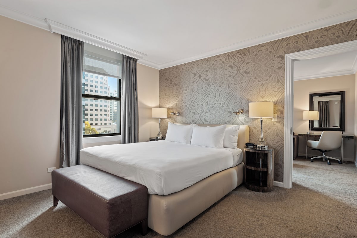 Suite, 1 trÚs grand lit et 1 canapé-lit | 1 chambre, literie de qualité supérieure, surmatelas, bureau