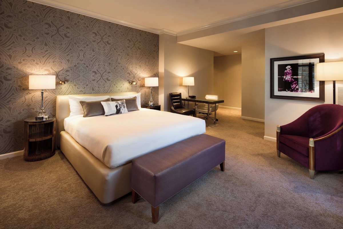 Premium Room, 1 King Bed, City View, Corner | Premium bedding, pillowtop beds, desk, laptop workspace
