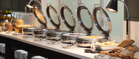 Petit déjeuner complet (26 AUD par personne)