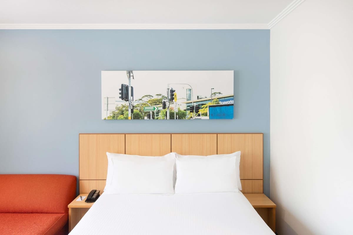 Habitación superior, 1 cama Queen size | Caja de seguridad en la habitación y tabla de planchar con plancha